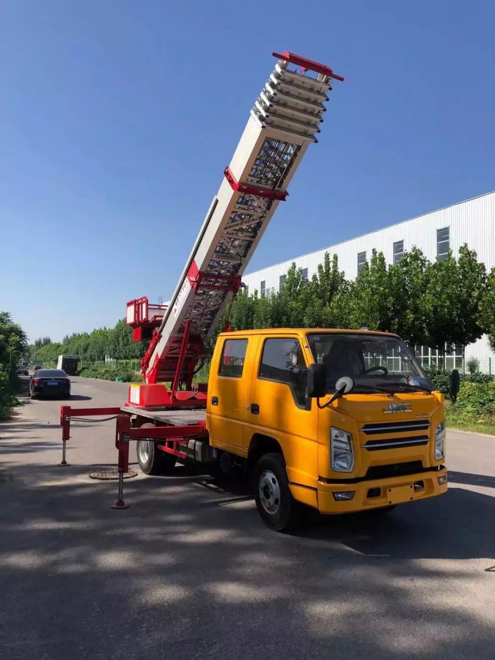 文登附近的云梯车出租服务：轻松解决高空作业需求