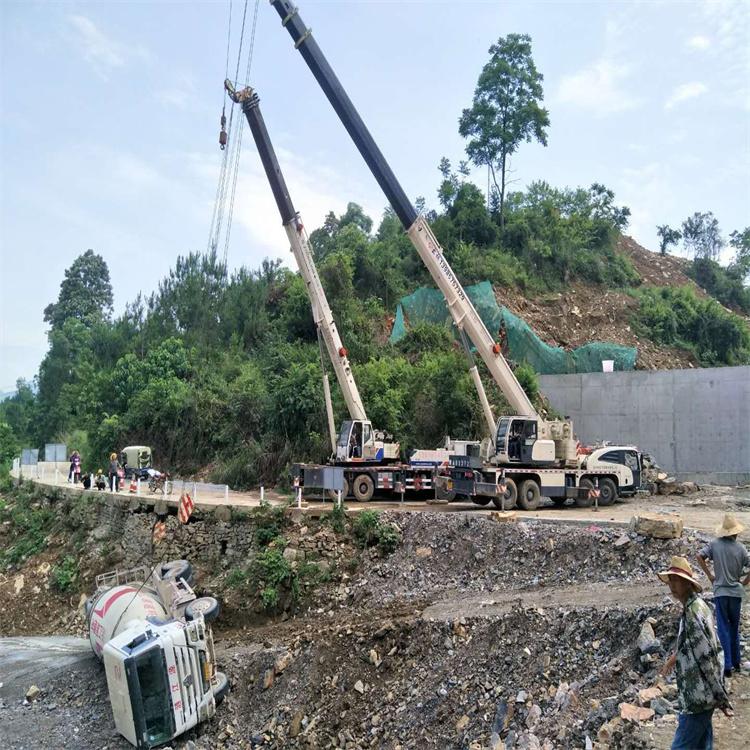 文登汽车掉沟里叫吊车救援要多少钱